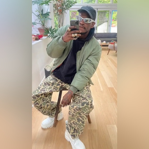 Balenciaga swift silver wrap around sunglasses. (SOLD OUT EVERYWHERE) - Picture 9 of 9